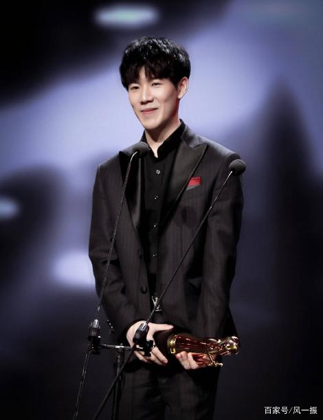 目前LCK联赛前三名的队伍是：DK、BRO、T1 Deft选手、Canyon选手、Zeka选手、Clozer选手