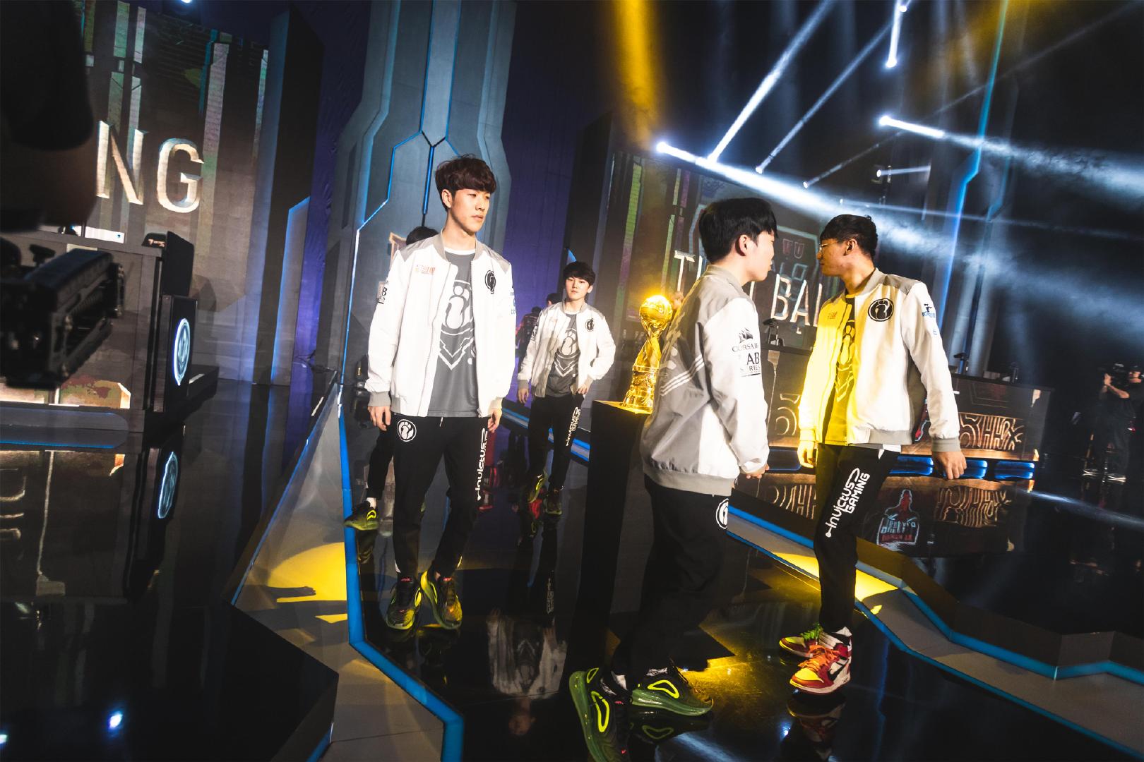 实力差距巨大！ Tarzan 和 Lillia 在团战中展现了他们的技能。这两名射手收割了 Anyone's Legend ，轻松击败了 Ultra Prime 。